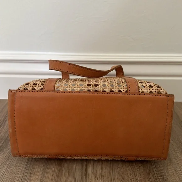 Elegant Tan Woven Tote Bag - Picture 4 of 4